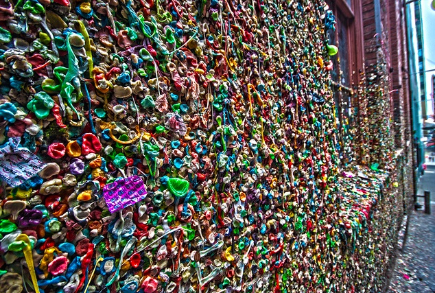 ...και νόμιζα πως μόνο στα δέντρα της Κηφισιάς κολλάνε τσίχλες!